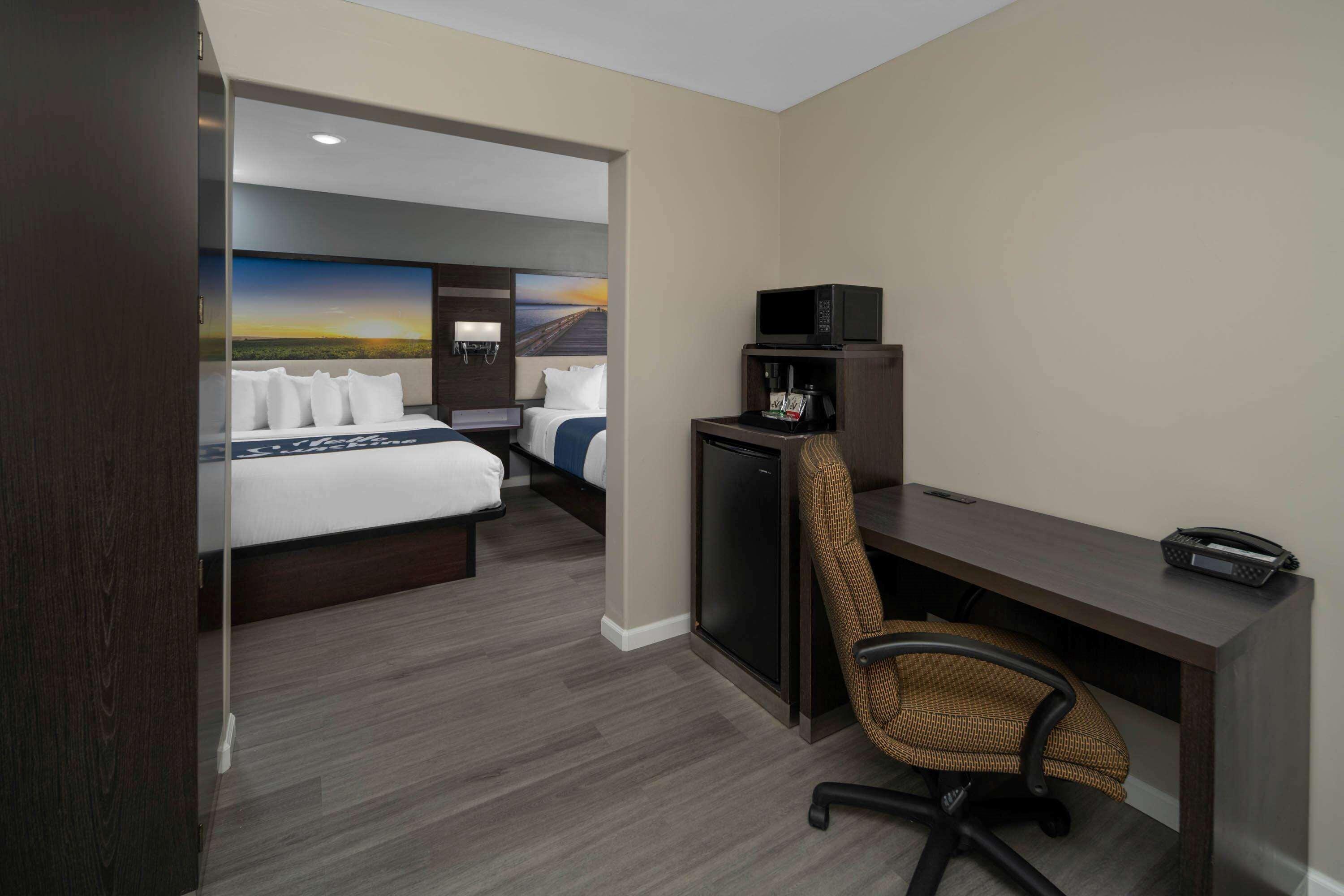 Days Inn By Wyndham Galt - Elk Grove South Esterno foto